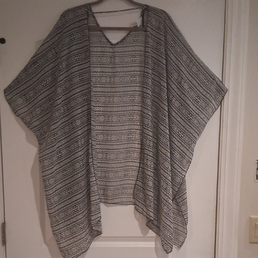 Topia Black and White Geometric Poncho